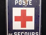 un symbole représentant une croix rouge sur un fond noir