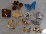 de nombreux types de broches et de bijoux posés sur la table