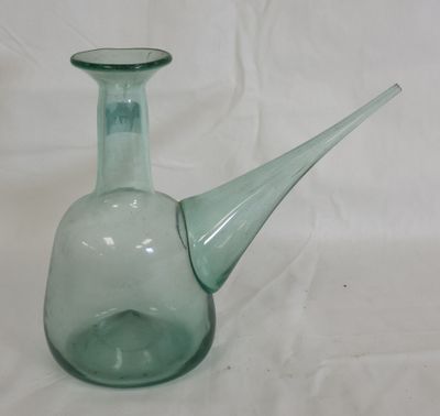 Poron en verre légèrement bleuté.