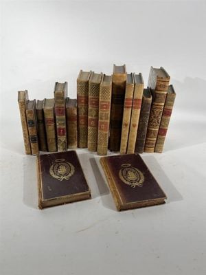plusieurs vieux livres posés les uns sur les autres sur une surface blanche