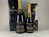 deux bouteilles de champagne posées l'une à côté de l'autre
