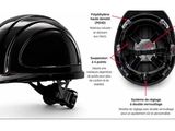 une photo représentant un casque de chantier et un casque de protection sur fond blanc