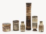 cinq vases placés les uns à côté des autres