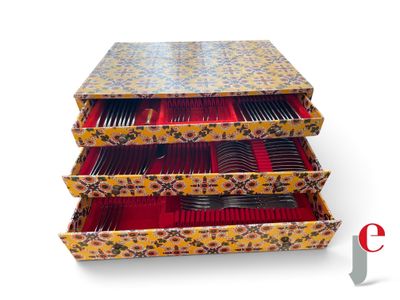 trois boîtes contenant des fourchettes et des cuillères