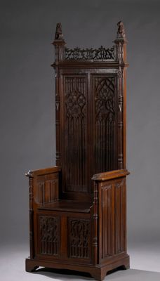 un vieux banc en bois avec un dossier et une assise sculptés