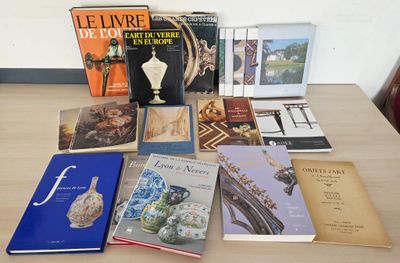 de nombreux livres posés sur une table