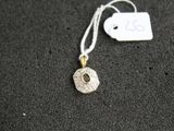un gros plan d'un collier posé sur une surface noire, avec une étiquette de prix