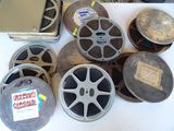 de nombreuses bobines de films anciens posées sur une table