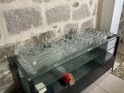 une vitrine en verre sur laquelle sont posés des verres à vin