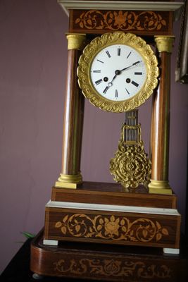 une horloge posée sur une table