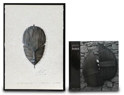 deux photographies encadrées représentant une œuvre d'art sur laquelle est posée une plume