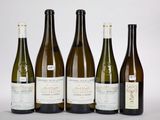 six bouteilles de vin sont alignées sur une surface blanche