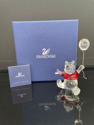 Figurine Swarovski représentant un ours avec un ballon, dans un coffret cadeau