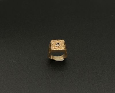 l'image d'une bague en or ornée d'une croix