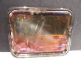 un plateau en argent avec un miroir sur une table
