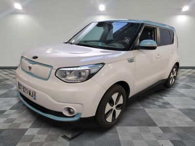 la petite voiture blanche est garée dans la pièce au sol en damier