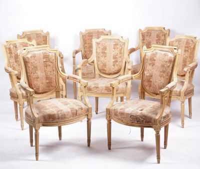 six chaises à accoudoirs rembourrés sont disposées en rangée