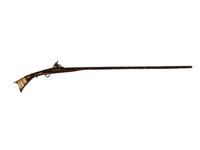 un vieux fusil avec un canon en bois sur fond blanc