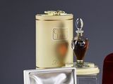 un flacon de parfum posé sur une table à côté d'une boîte