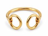 gros plan d'une bague en or sur fond blanc
