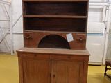 une armoire en bois munie d'une porte et d'une étagère