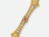 une broche en or et rubis en forme de « broochle » avec des feuilles