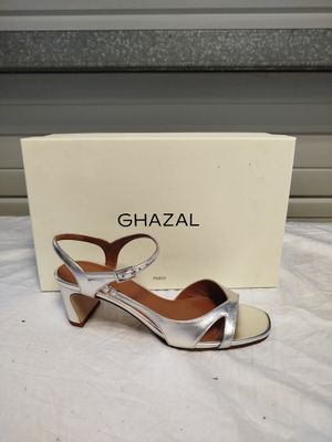 1 paire de sandales à talons de marque GHAZAL - Modèle : CAT…