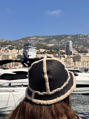 une femme qui regarde un bateau sur l'eau