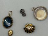 tout un tas de breloques posées sur une table