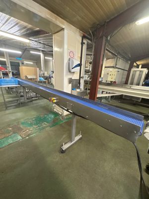 un tapis roulant au milieu d'une usine