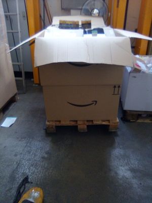 une boîte en carton sur laquelle est dessiné un sourire, dans une pièce