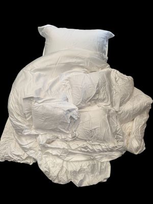 un lit blanc avec des oreillers et un oreiller posé dessus