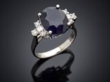 bague en saphir bleu et diamant sur fond noir