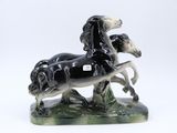 une figurine représentant un cheval et un chien sur fond blanc