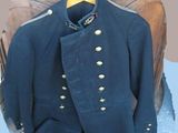 un costume et un chapeau posés sur une valise