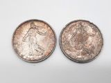 deux pièces d'argent, dont l'une représente une femme et l'autre un homme