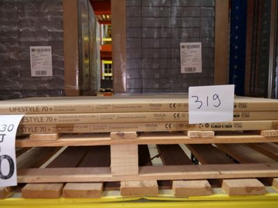 une palette remplie de palettes en bois, sur laquelle est apposée une étiquette de prix