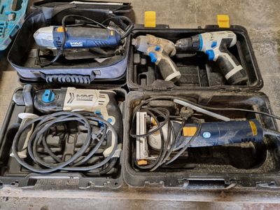 de nombreux outils dans une mallette posée par terre