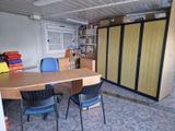 une pièce dans laquelle se trouvent une table et deux chaises