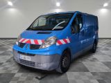 une camionnette bleue avec une bande rouge et blanche