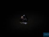 un diamant noir dans l'obscurité, dont le reflet se dessine sur le sol
