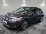 la voiture bleue est garée dans le garage sur un sol en damier