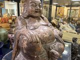 une statue représentant un homme assis dans une vitrine