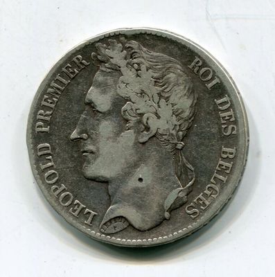 gros plan d'une pièce de monnaie sur une surface blanche