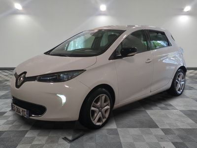la petite voiture blanche est garée dans la pièce au sol en damier