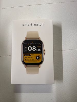 une boîte sur laquelle est posée une montre connectée, posée sur une table