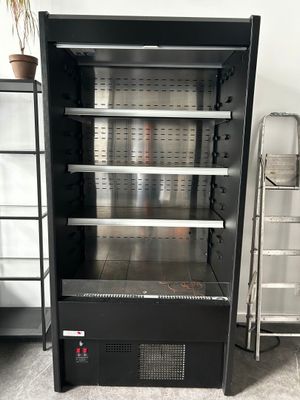une photo d'un réfrigérateur vide dans une pièce