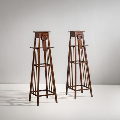 deux tabourets en bois posés sur un sol blanc