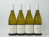 trois bouteilles de vin blanc sont alignées sur une table