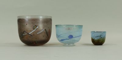 trois verres posés les uns à côté des autres sur une table